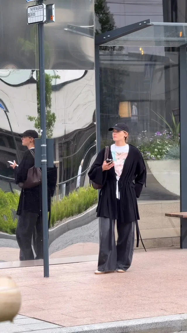 ROBE cardigan spotted on the streets 🖤This cardigan wraps you in comfort but turns heads outside. Flowy cut, tie waist, and breathable cotton knit – it’s like your favourite dressing gown, just a little more extra. 🪄Get yours from arniblum.com
